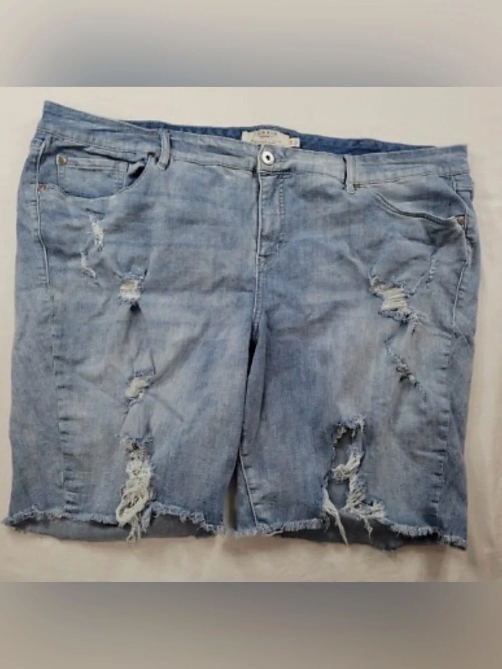 torrid 20 blue wash distressed denim shorts
